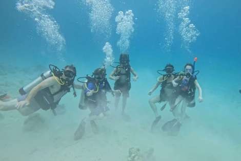 Review img # 2 of the yacht AEOLUS 77